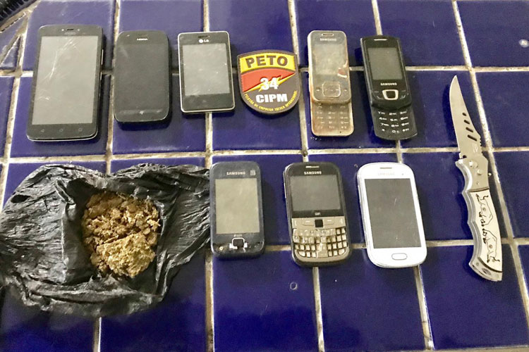 Homem é detido arremessando drogas e celulares no teto da carceragem de Brumado