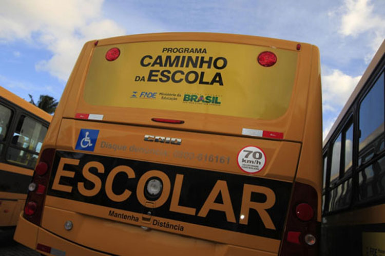 Frota de ônibus Caminho da Escola de Brumado passa por inspeção de tacógrafos em Vitória da Conquista