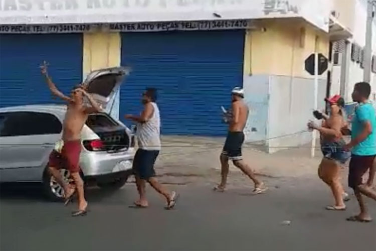 Brumado: Foliões curtem carnaval de forma improvisada no Bairro Dr. Juracy