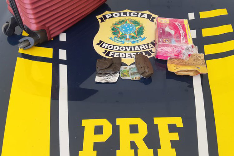 Vitória da Conquista: Após perseguição e capotamento, PRF apreende 10 kg de maconha em carro