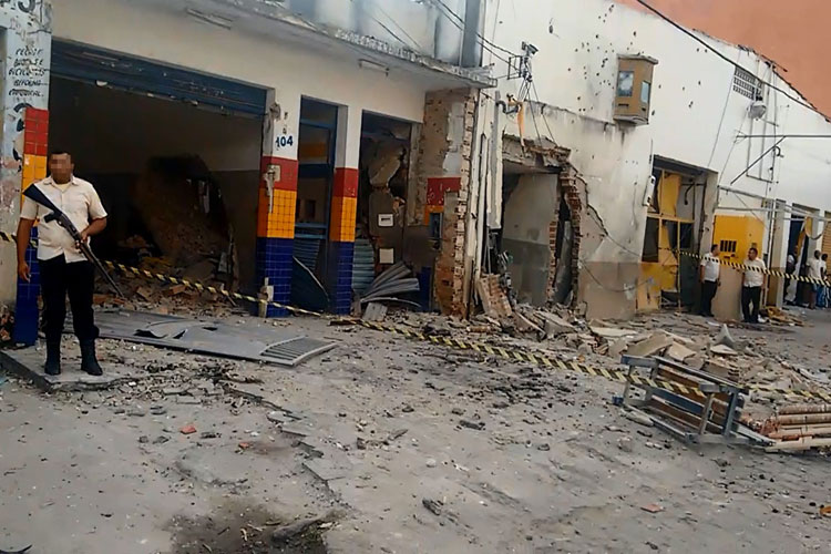 Eunápolis: Grupo invade cidade, explode empresa de transporte de valores e mata vigilante
