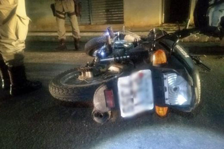 Livramento de Nossa Senhora: Homem colide moto contra viatura da PM