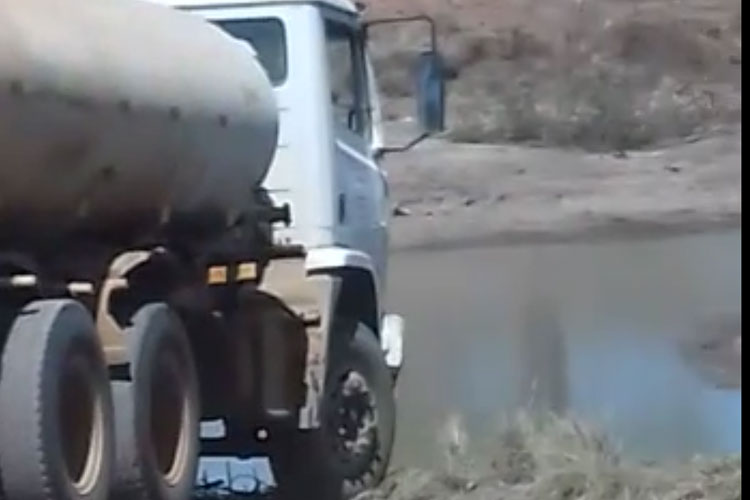 Malhada de Pedras: Morador flagra carro pipa captando água de esgoto para abastecer meio rural