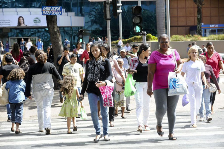 IBGE: Desemprego cai para 9,8%; rendimento fica estável