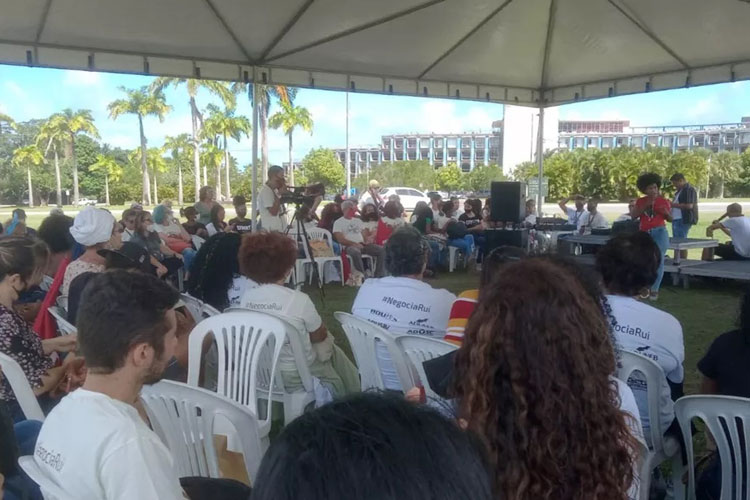 Uneb: Professores fazem manifestação e cobram reajuste salarial e melhores condições de trabalho