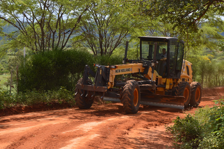 Caculé: Prefeitura recupera estradas das comunidades Espinho, Coelho, Mandacaru e Água Branca