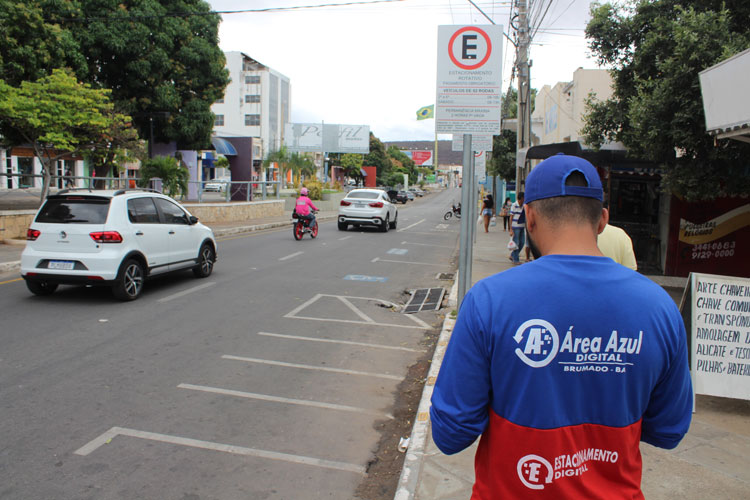 Ruas vazias no primeiro dia de área azul no centro de Brumado