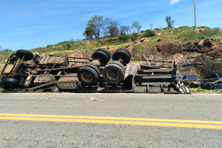 Caminhão tomba na BR-030 no Distrito de Sussuarana em Tanhaçu