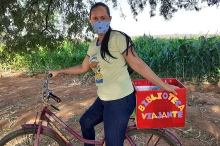 De bicicleta, professora leva educação a alunos da zona rural de Tanhaçu
