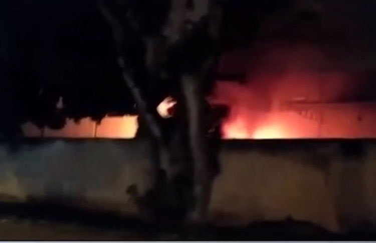 Vitória da Conquista: Incêndio atinge veículos em agência de distribuição dos Correios