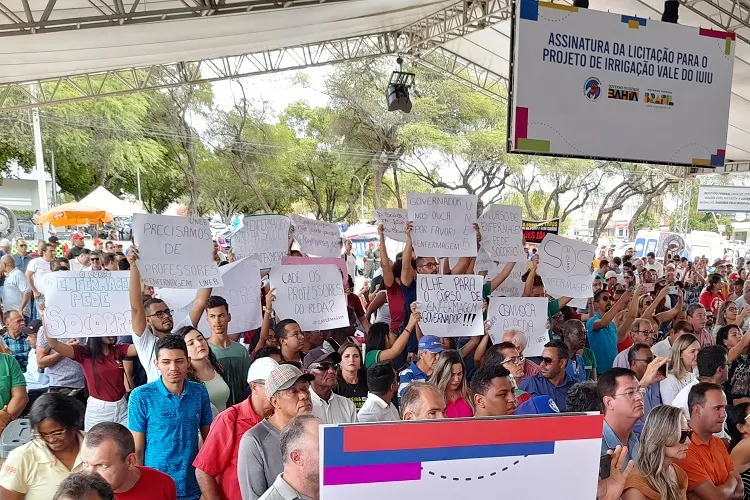 Guanambi: Estudantes de enfermagem da Uneb cobram professores para andamento do curso