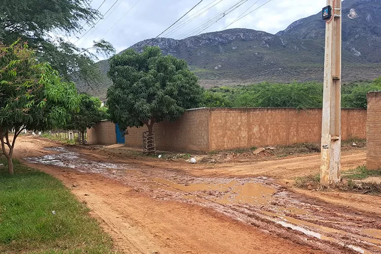 Vereador denuncia obra inacabada em via tradicional de Livramento de Nossa Senhora