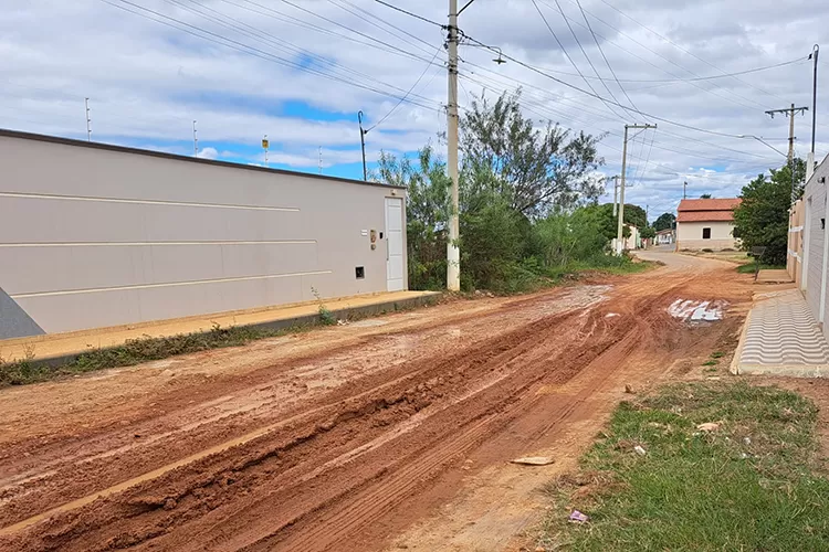 Vereador denuncia obra inacabada em via tradicional de Livramento de Nossa Senhora