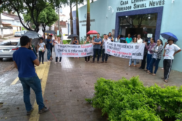 Frentes sindicais protestam contra reforma da previdência em frente à Câmara de Vereadores de Brumado