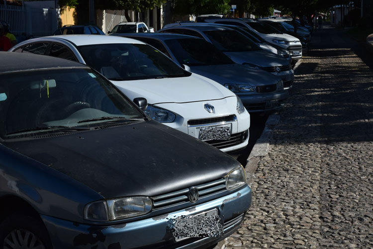 Veículos leiloados pela prefeitura de Brumado em 2012 continuam circulando com placas oficiais