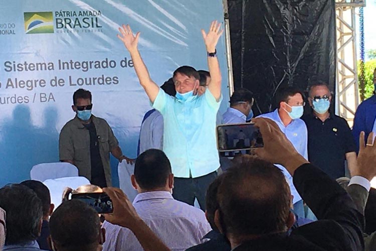 Jair Bolsonaro inaugura obra em Campo Alegre de Lourdes após se recuperar da Covid-19