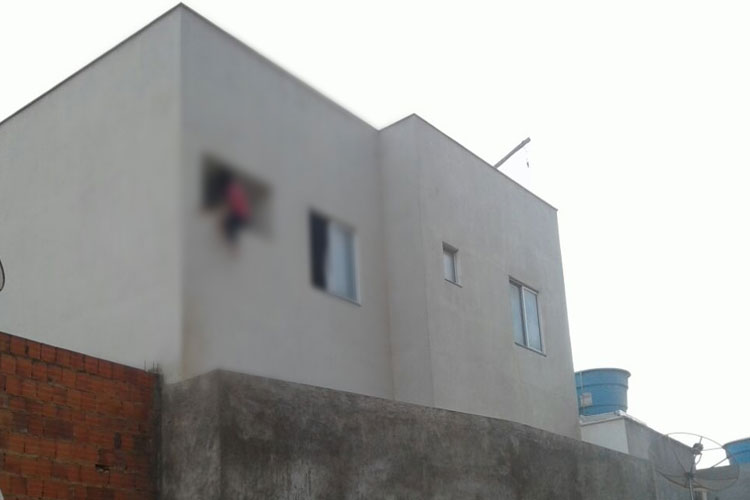 Mulher ameaça pular de prédio com criança de 3 anos no colo em Caetité