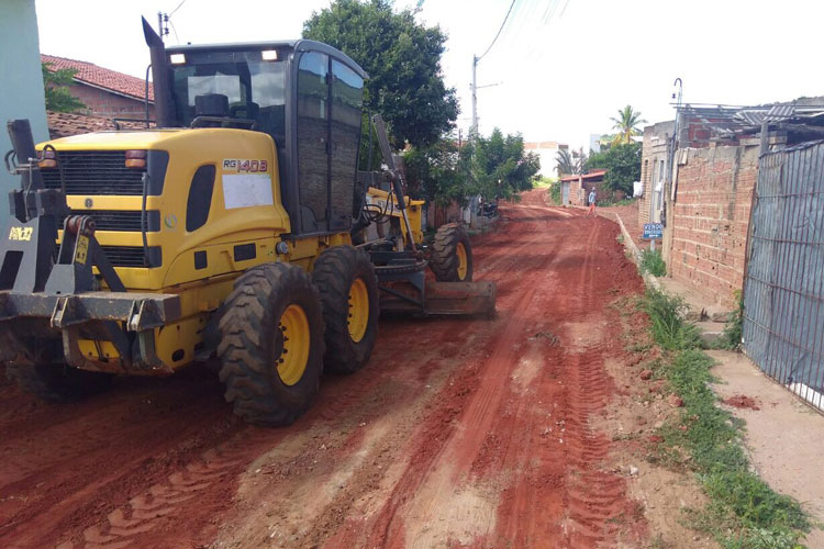 Prefeitura de Brumado executa serviços de recuperação de vias e estradas na zona urbana e rural