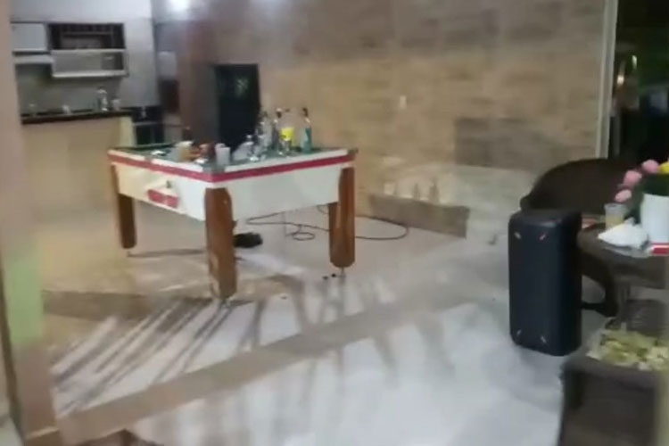 Guanambi: PM acaba com festa clandestina com mais de 100 pessoas em casa de eventos