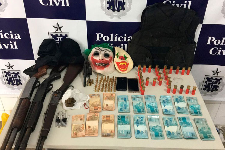 Três assaltantes são presos com mais de R$ 16 mil e máscaras de palhaço em Itapetinga