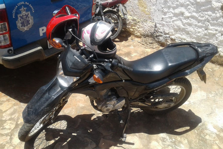 PM de Tanhaçu encontra moto abandonada em estrada vicinal