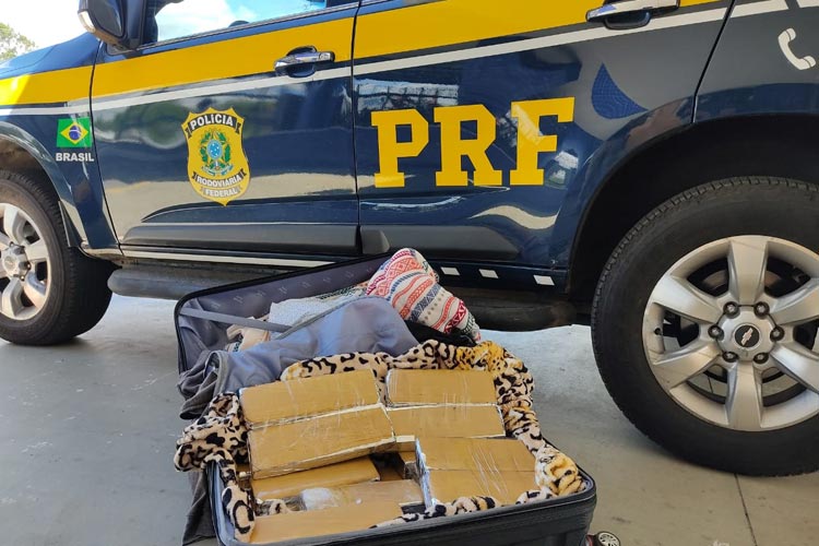 PRF apreende 20 Kg de maconha dentro de ônibus na BR-116 em Vitória da Conquista