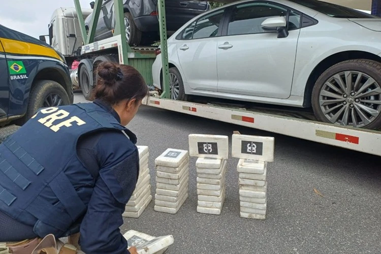 Vitória da Conquista: PRF apreende 120 kg de drogas e recupera veículo na BR-116