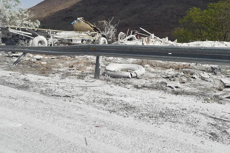 Vídeo mostra caminhão carregado com gesso tombando na BR-030 em Guanambi