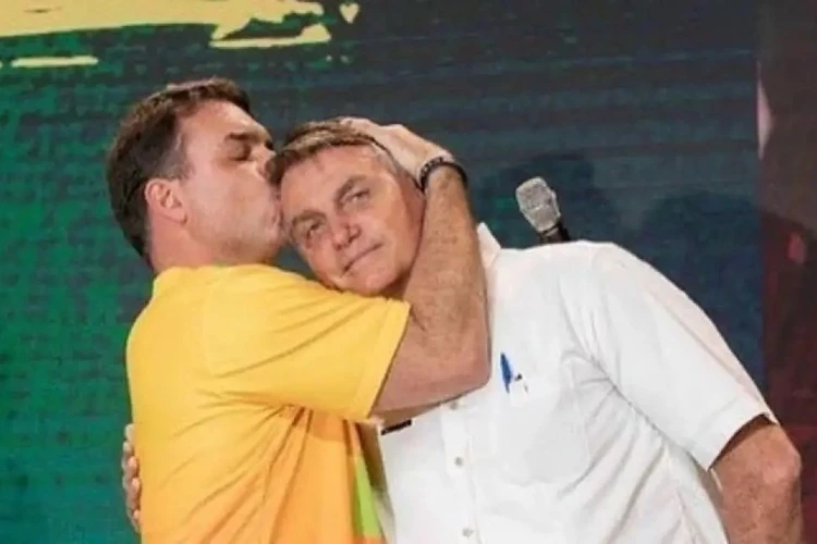 Flávio Bolsonaro confirma que será candidato à Presidência em 2026 com aval do pai