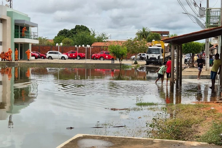 Sítio do Mato: Governador acompanha e reforça ações emergenciais após fortes chuvas