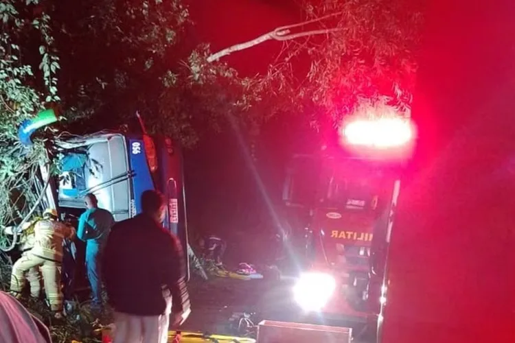 Capotamento de ônibus em rodovia de Minas Gerais deixa 7 mortos