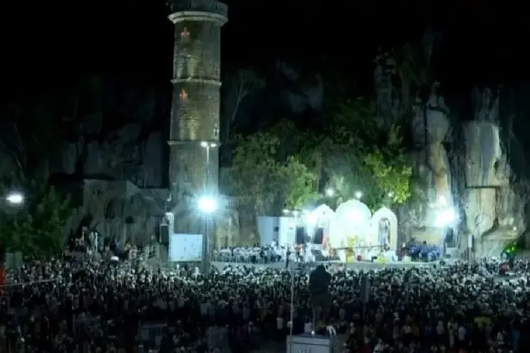 Fiéis lotam Santuário de Bom Jesus da Lapa em tradicional romaria