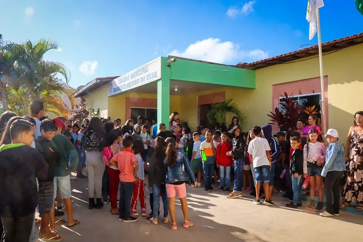Alunos e professores retornam à escola ameaçada por caixa da Embasa em Caraíbas