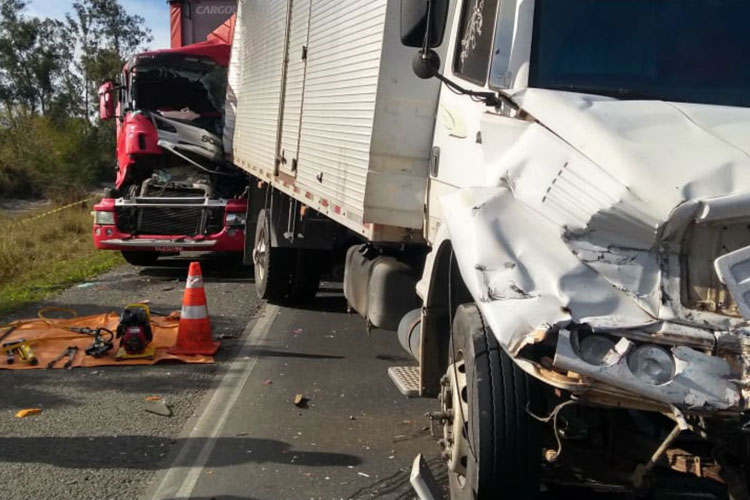 Motorista morre após engavetamento envolvendo três carretas e um carro em Vitória da Conquista