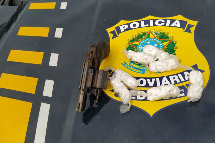 Vitória da Conquista: PRF apreende drogas e arma de fogo arremessados pela janela de carro