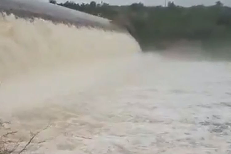 Barragem de Cristalândia volta a transbordar e pontes ficam submersas em Brumado