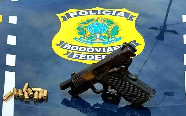 Barreiras: Motorista de caminhonete de luxo é preso por porte ilegal de arma de fogo na BR-135