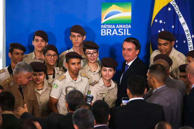 Presidente assina decreto para 'militarizar' 216 escolas em 4 anos