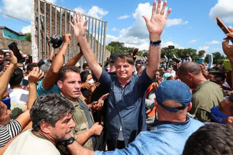 Bolsonaro é autuado por andar sem máscara e causar aglomeração no Maranhão