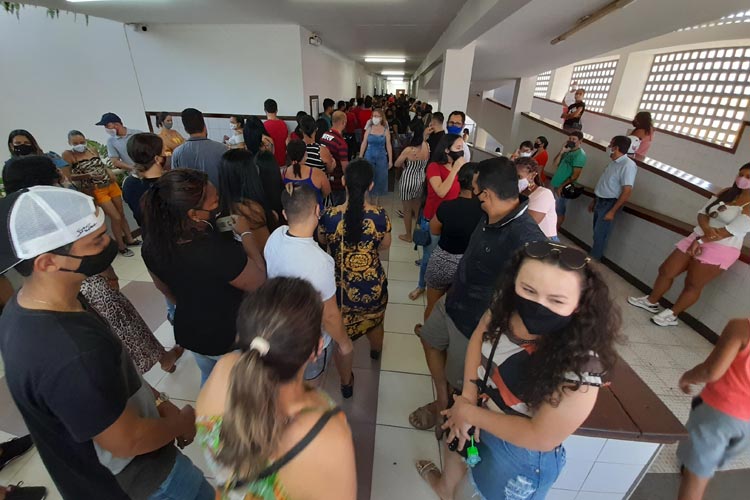 Longas filas e aglomerações no período do meio dia, maior horário de pico de eleitores para votar em Brumado