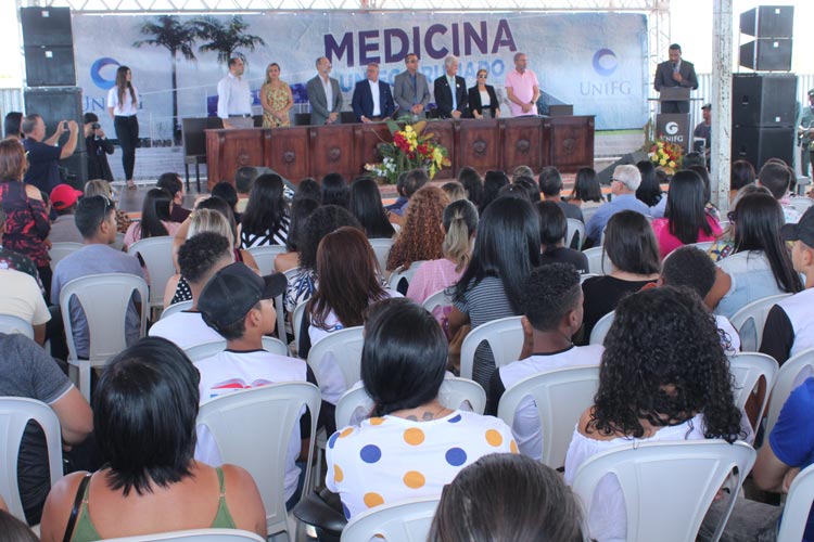 Lançada a pedra fundamental para o início das obras da Faculdade de Medicina em Brumado