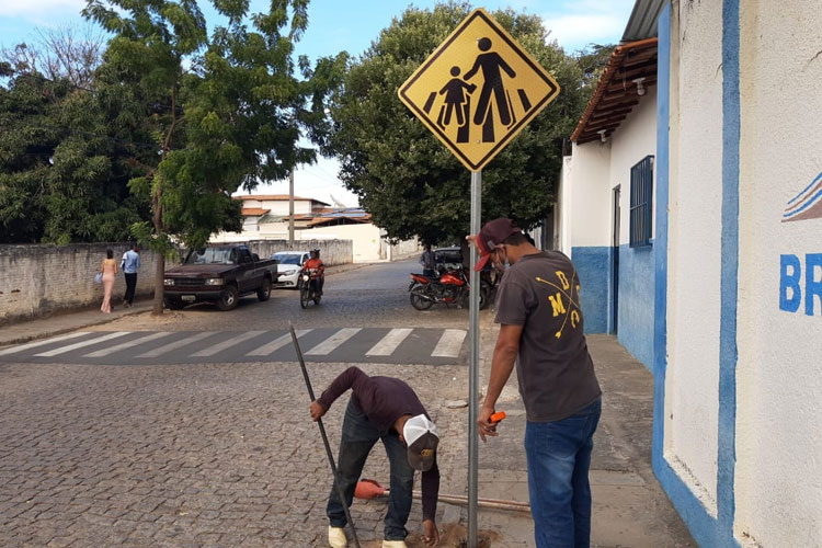 Brumado: Visando retorno das aulas presenciais, SMTT sinaliza faixas de pedestres nas escolas