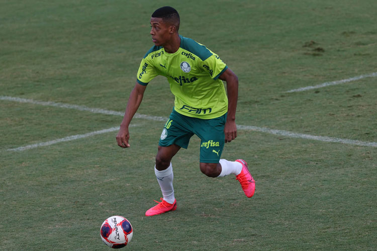 Brumadense comemora bom momento no time profissional do Palmeiras