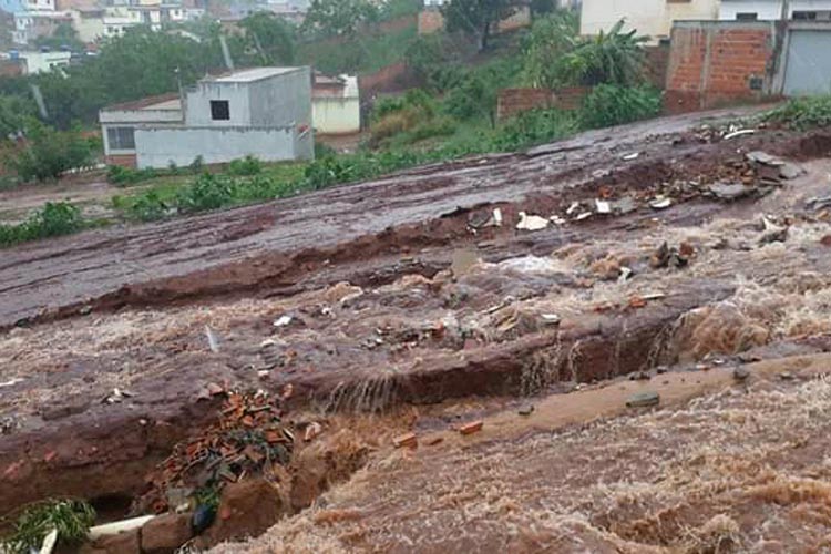 Forte chuva causa estragos na cidade de Caetité