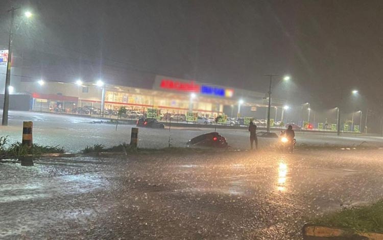 Carros ficam presos em alagamentos após chuva forte em Luís Eduardo Magalhães