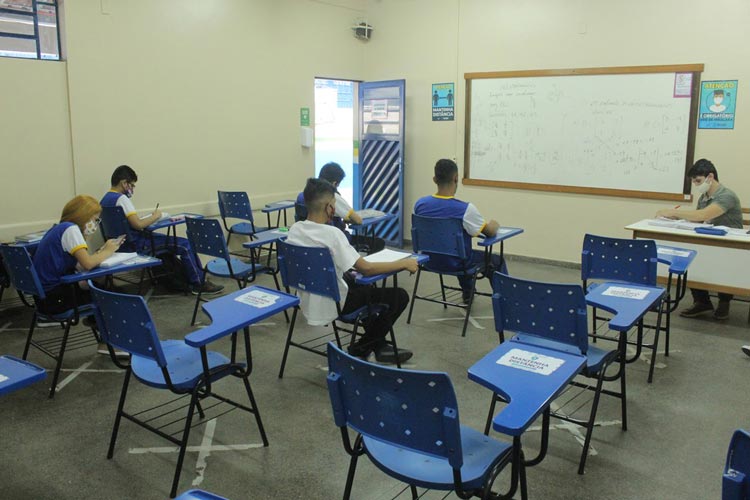 Manaus completa 1 mês de aulas com bons exemplos; sobrecarga de professores é desafio
