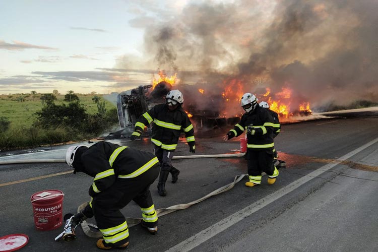 Incêndio atinge e destrói caminhão que transportava carga de soja na BR-242