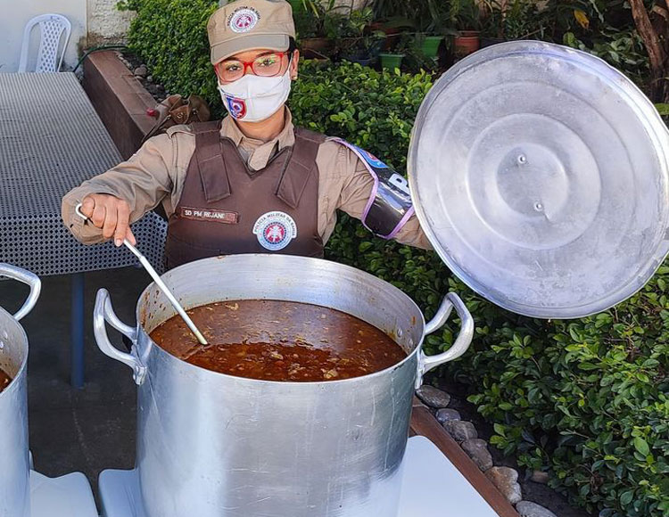  PMs distribuem 150 litros de sopa e 300 pães em Jequié