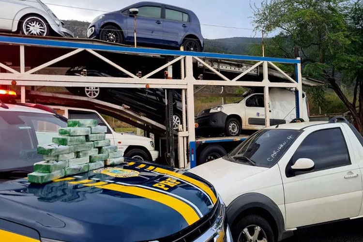 Jequié: Quase 21 kg de crack são achados em painel de carro na BR-116