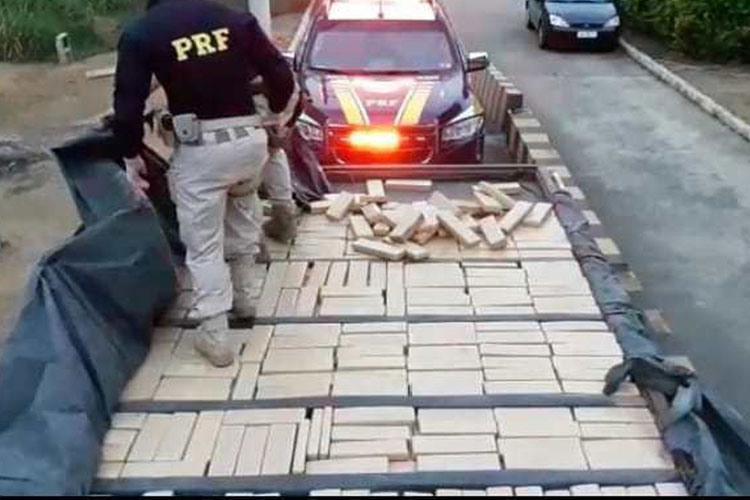 Vitória da Conquista: Homem é preso com mais de meia tonelada de maconha em caminhão